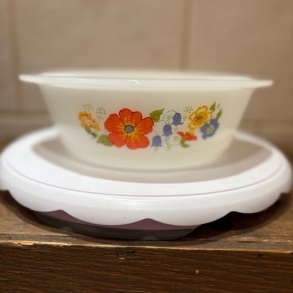 Vintage Glasbake Milk Glass Wildflowers Floral Design 1 1/2 QT J2600 Casserole - Picture 1 of 7